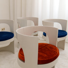 Lade das Bild in den Galerie-Viewer, Arne Jacobsen Pre Pop Asko Chairs
