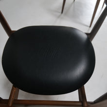 Lade das Bild in den Galerie-Viewer, Arne Wahl Iversen chairs - ST 750 for Niels Eilersen

