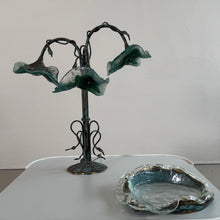 Lade das Bild in den Galerie-Viewer, Brutalist forged copper lamp with emerald green glass in style of Hector Guimard
