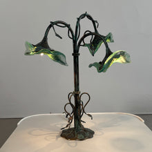 Lade das Bild in den Galerie-Viewer, Brutalist forged copper lamp with emerald green glass in style of Hector Guimard
