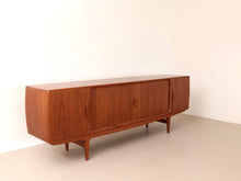 Lade das Bild in den Galerie-Viewer, dänisches teak Sideboard by Johannes Anderson für Uldum  - 1960

