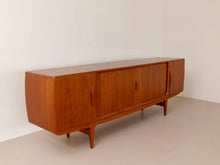 Lade das Bild in den Galerie-Viewer, dänisches teak Sideboard by Johannes Anderson für Uldum  - 1960
