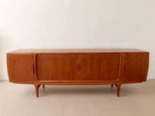 Lade das Bild in den Galerie-Viewer, dänisches teak Sideboard by Johannes Anderson für Uldum  - 1960
