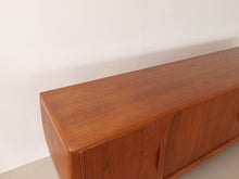 Lade das Bild in den Galerie-Viewer, dänisches teak Sideboard by Johannes Anderson für Uldum  - 1960
