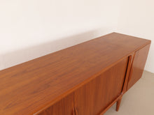 Lade das Bild in den Galerie-Viewer, dänisches teak Sideboard by Johannes Anderson für Uldum  - 1960
