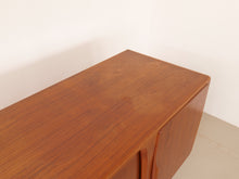 Lade das Bild in den Galerie-Viewer, dänisches teak Sideboard by Johannes Anderson für Uldum  - 1960

