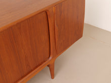 Lade das Bild in den Galerie-Viewer, dänisches teak Sideboard by Johannes Anderson für Uldum  - 1960
