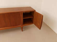 Lade das Bild in den Galerie-Viewer, dänisches teak Sideboard by Johannes Anderson für Uldum  - 1960
