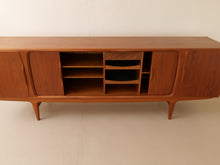 Lade das Bild in den Galerie-Viewer, dänisches teak Sideboard by Johannes Anderson für Uldum  - 1960
