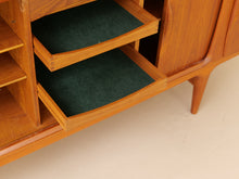Lade das Bild in den Galerie-Viewer, dänisches teak Sideboard by Johannes Anderson für Uldum  - 1960
