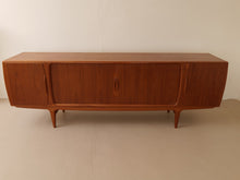 Lade das Bild in den Galerie-Viewer, dänisches teak Sideboard by Johannes Anderson für Uldum  - 1960
