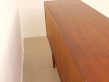Lade das Bild in den Galerie-Viewer, dänisches teak Sideboard by Johannes Anderson für Uldum  - 1960
