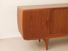Lade das Bild in den Galerie-Viewer, dänisches teak Sideboard by Johannes Anderson für Uldum  - 1960
