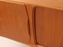 Lade das Bild in den Galerie-Viewer, dänisches teak Sideboard by Johannes Anderson für Uldum  - 1960
