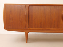 Lade das Bild in den Galerie-Viewer, dänisches teak Sideboard by Johannes Anderson für Uldum  - 1960
