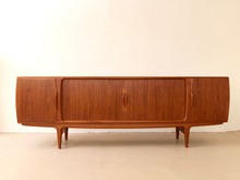 Lade das Bild in den Galerie-Viewer, dänisches teak Sideboard by Johannes Anderson für Uldum  - 1960
