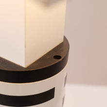 Lade das Bild in den Galerie-Viewer, vintage Artemide Shogun lamp by Artemide - 1980s
