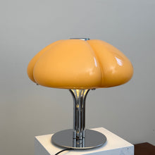 Lade das Bild in den Galerie-Viewer, beige/brown Harvey Guzzini Quadrifoglio lamp - 1970s
