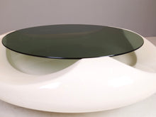 Lade das Bild in den Galerie-Viewer, space age ufo coffee table by Astarte Milano
