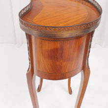 Lade das Bild in den Galerie-Viewer, vintage french inlaid rosewood marquetery side table
