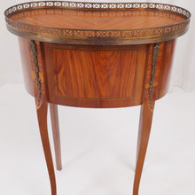 Lade das Bild in den Galerie-Viewer, vintage french inlaid rosewood marquetery side table
