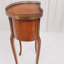 Lade das Bild in den Galerie-Viewer, vintage french inlaid rosewood marquetery side table
